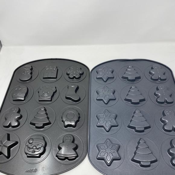 Wilton Holiday Cookie Mold Set - Black and Gray - Picture 2 of 4